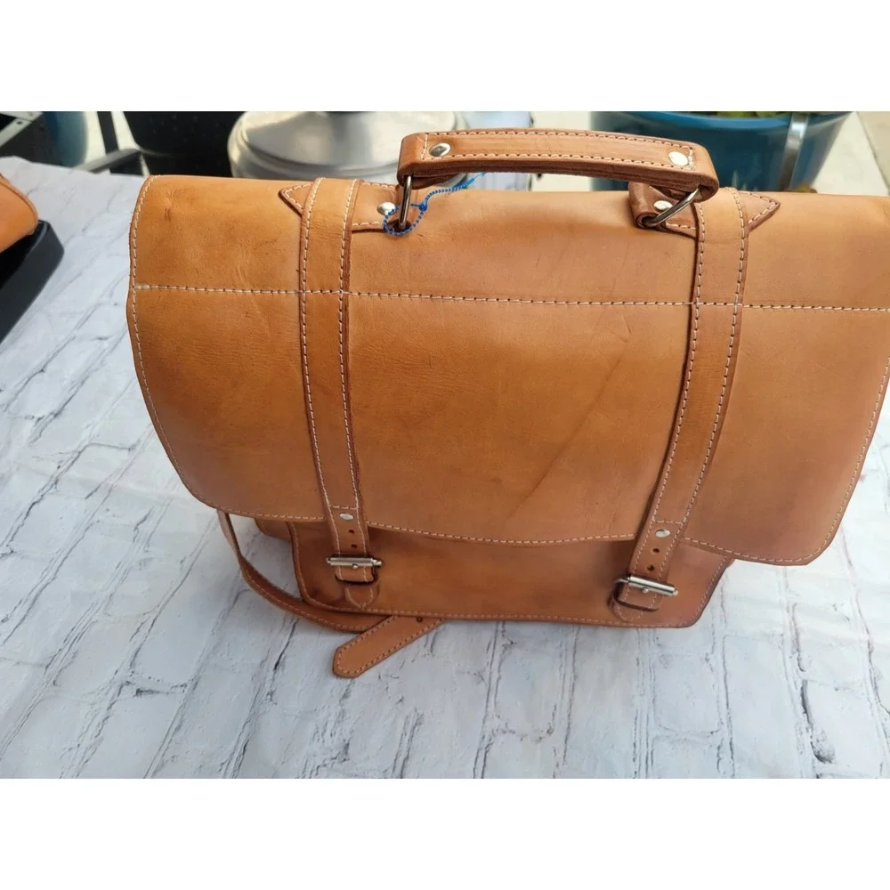 100% Leather messenger bag, stylish, functional, modern, classy, preppy, mod,